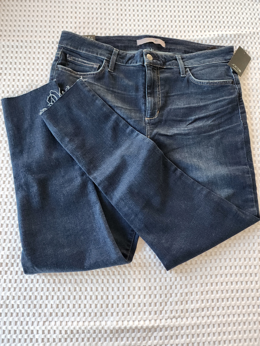 Women's Joe's Jeans. NWT. Skinny Ankle, Frayed Bottoms. Size 33